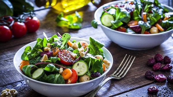 Salad rau bina là một gợi ý tuyệt vời dành cho chị em